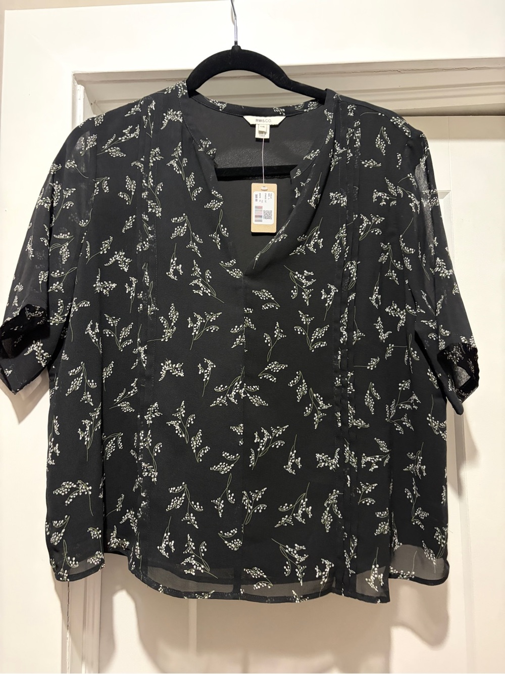 RW&CO. Black Floral V-Neck Short Sleeve Blouse